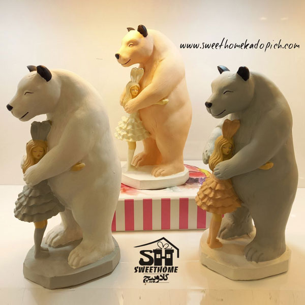 تصویر مجسمه رزینی دختر خرس بغل